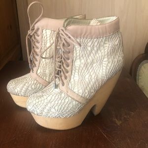 Messaca New York wood and lace Bootie platforms